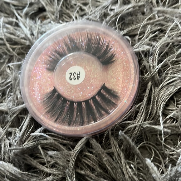 Lashes - Picture 7 of 10